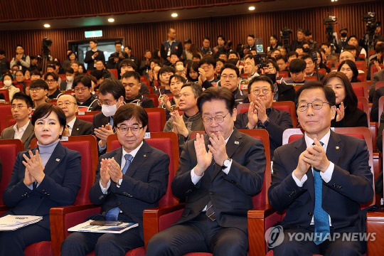 지난 12일 서울 여의도 국회도서관에서 열린 '2025 더불어민주당 민생연석회의 20대 민생의제 발표회'에 더불어민주당 이재명 대표가 참석해 있다. [연합뉴스]